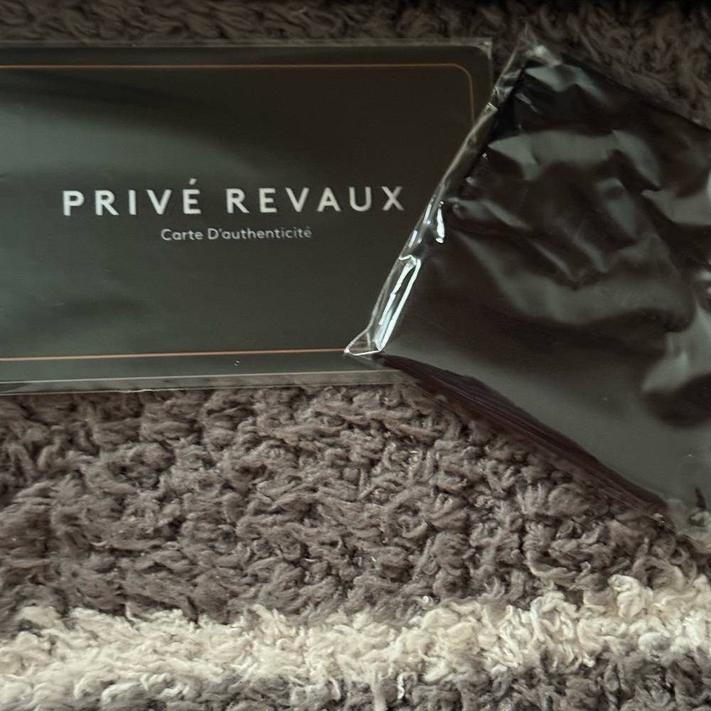 NEW IN BOX PRIVE REVAUX “THE CLASSIC “POLARIZED SUNGLASSES
52-22-150 - Picture 5 of 11
